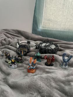 skylanders figures and base plates