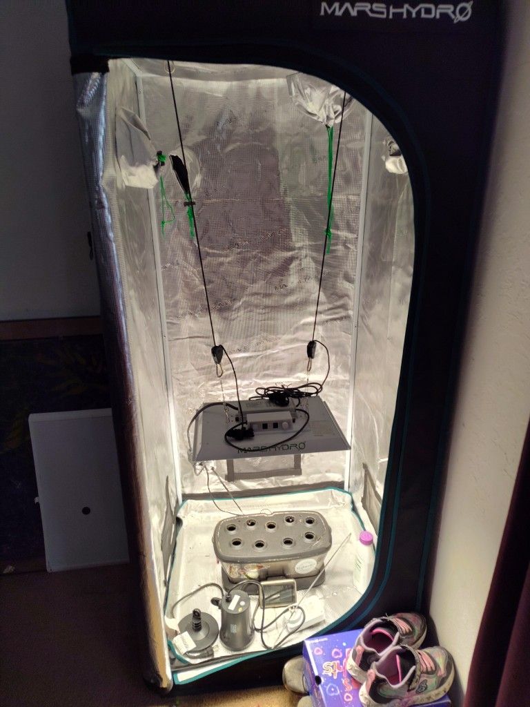 Grow Tent With Led Lights And Areogarden And Fan