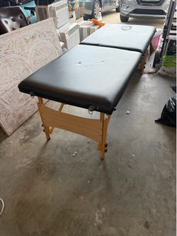 Massaging table