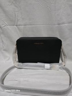 Michael Kors
Jet Set Large Saffiano Leather Crossbody Bag