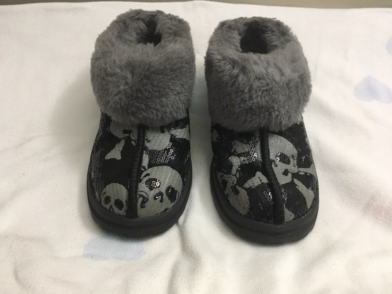 UGG slippers - size 5