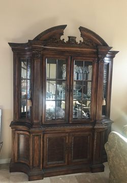 ! Beautiful Curio Cabinet ! 250.00