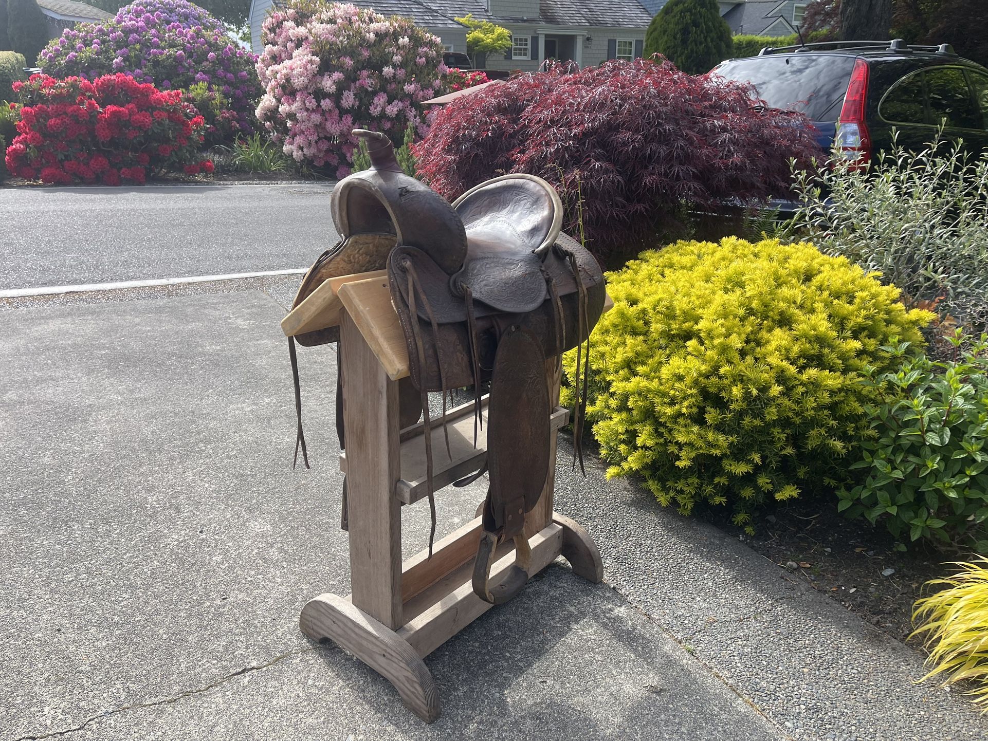 VINTAGE WESTERN SADDLE AND WOODEN STAND!!!
