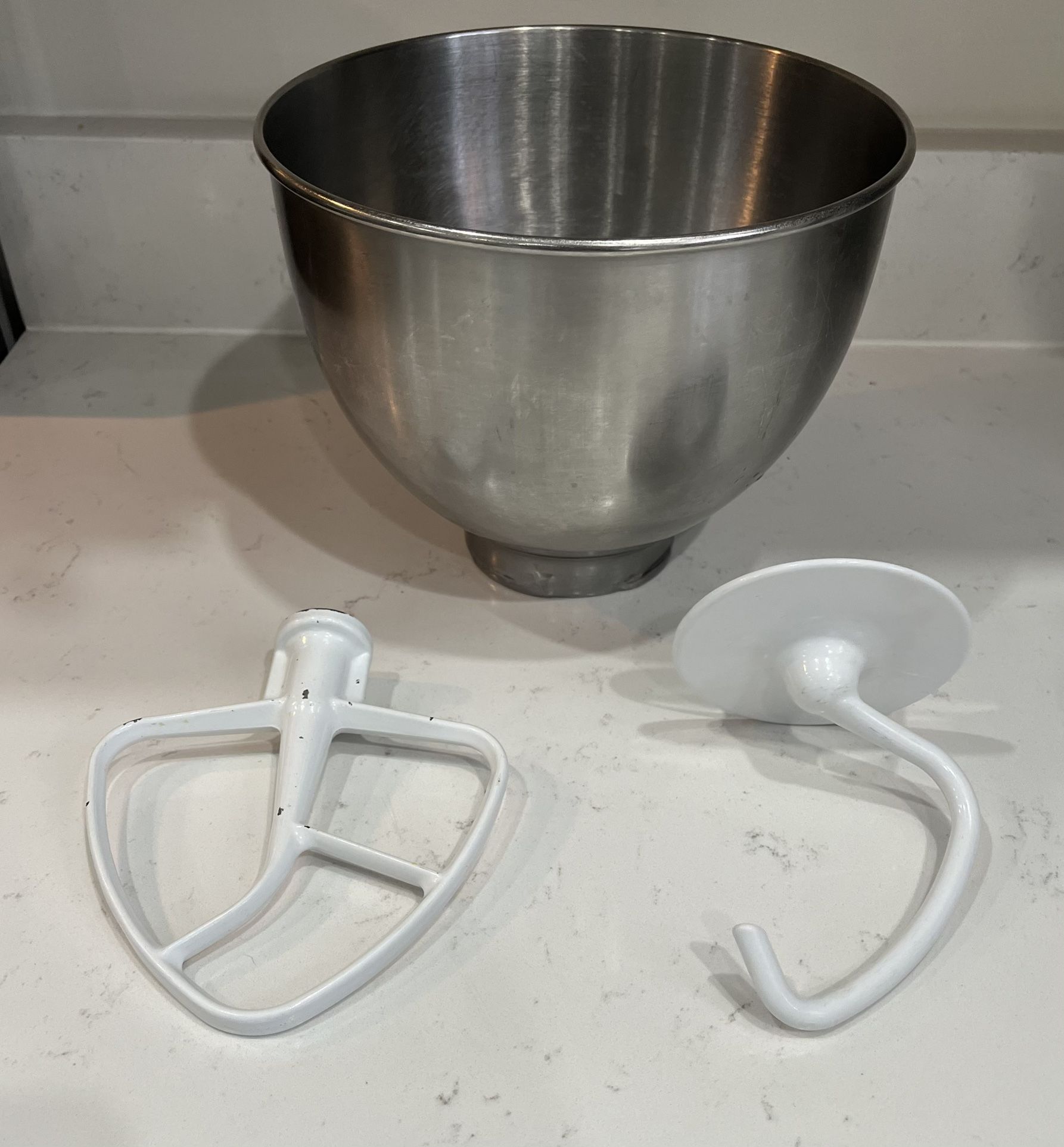 KitchenAid Stand Mixer 4.5qt Bowl with a Flat Beater and Dough Hook 