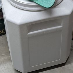 Pet food container - sealed, Vittles