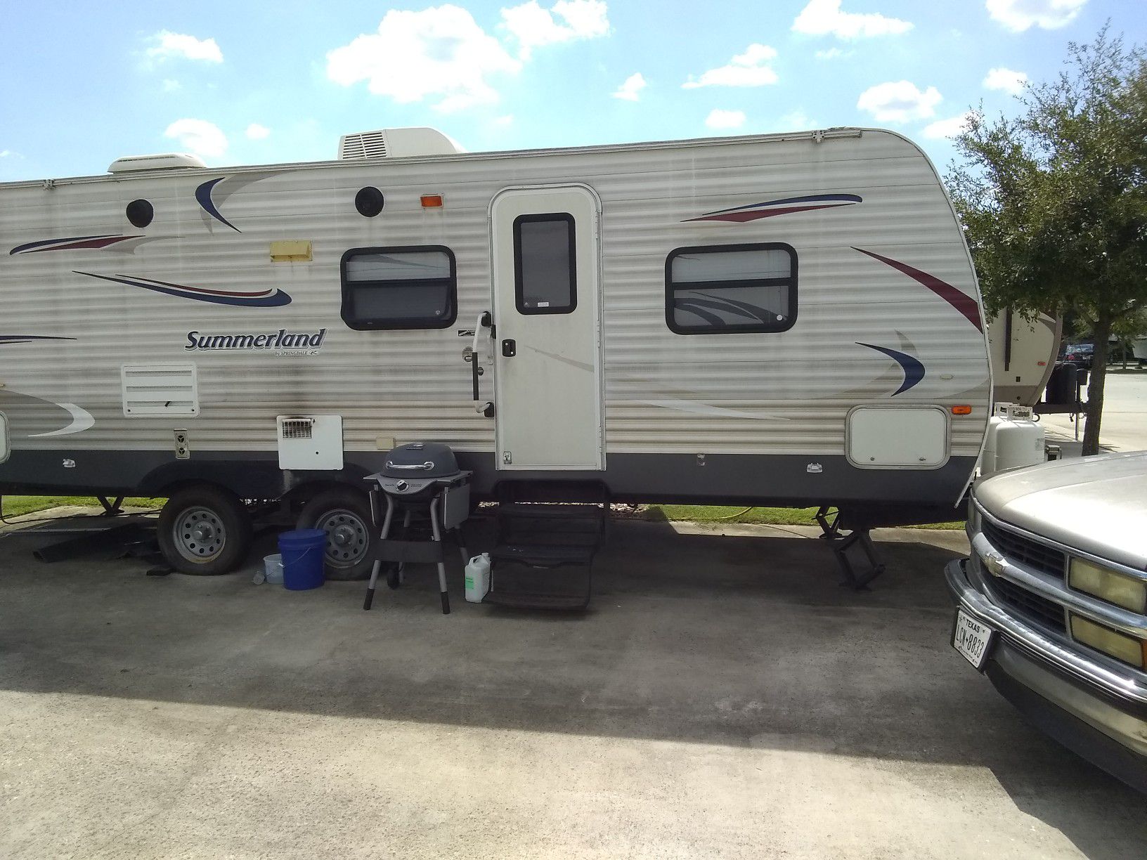 2013 Summerland RV, 27 ft with a slide out!!