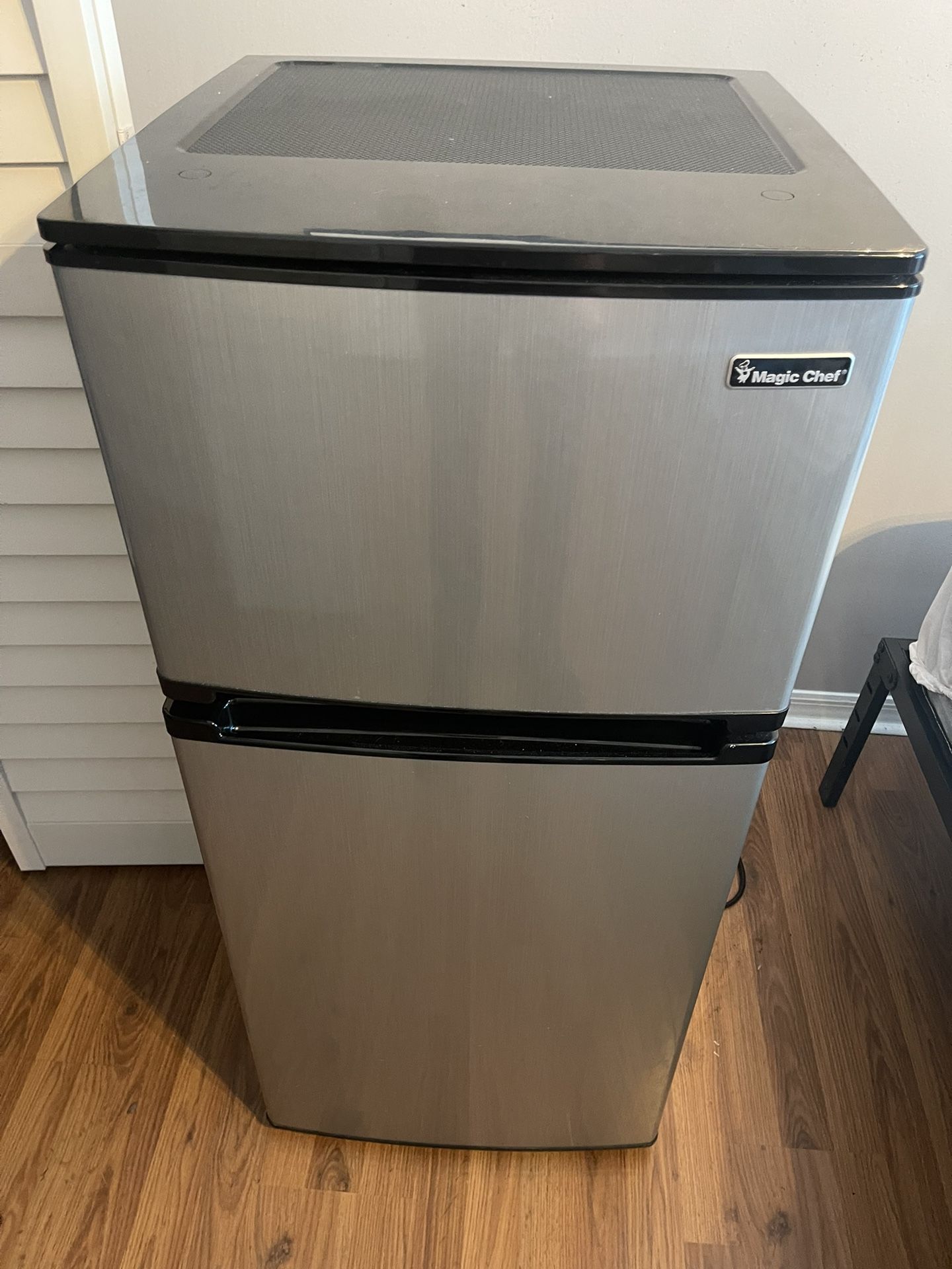 Magic Chef Mini Fridge/ Freezer