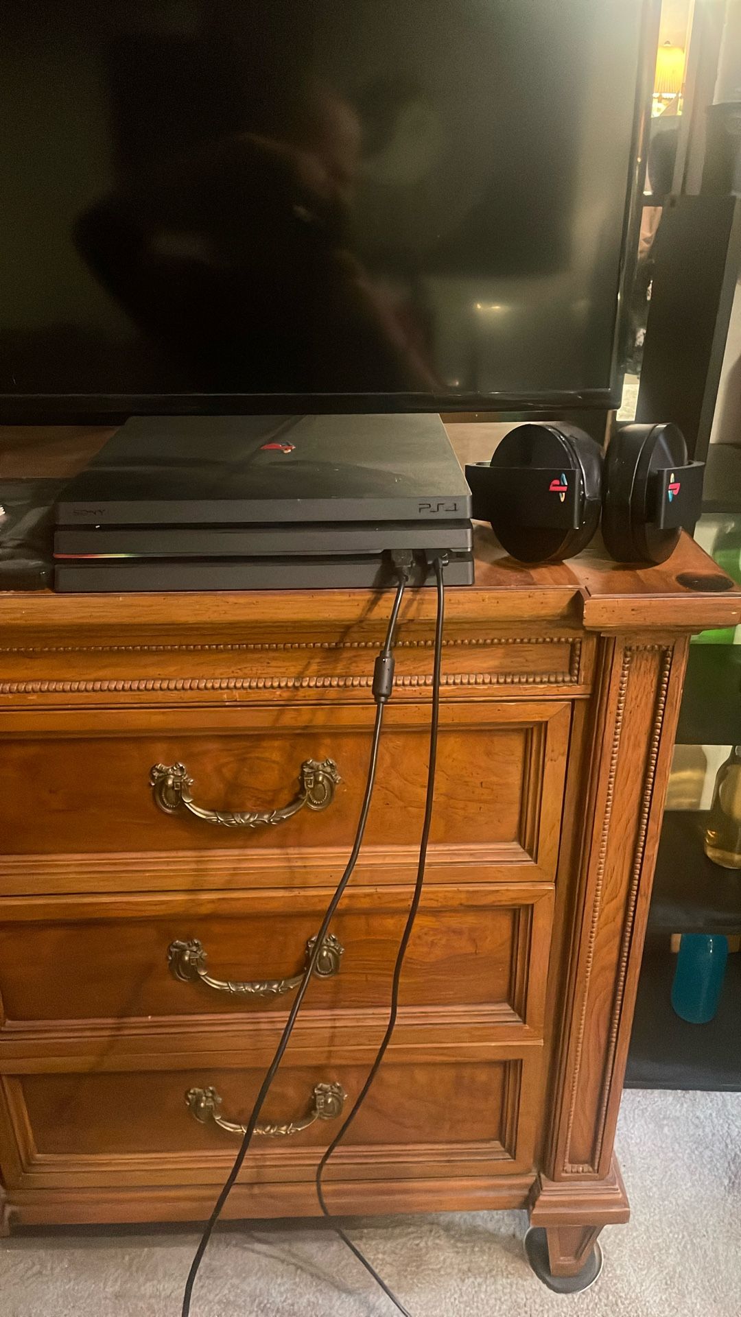 PS4 Pro W/ Wireless PlayStation Platinum Headset