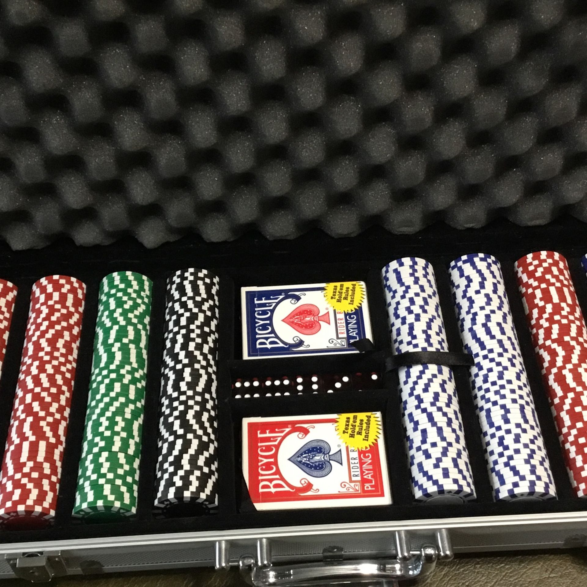 Official Recreational 500 Piece Poker Chip Set In Locking Aluminum Case
