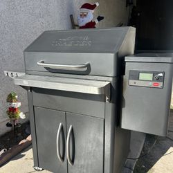 TRAEGER SILVERTON 620 PELLET GRILL SMOKER WORKS GREAT WITH WI-FI TECHNOLOGY 