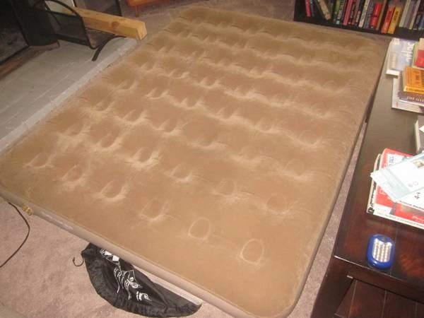 Coleman Quickbed Air Mattress Queen, MINT CONDITION NO LEAKS
