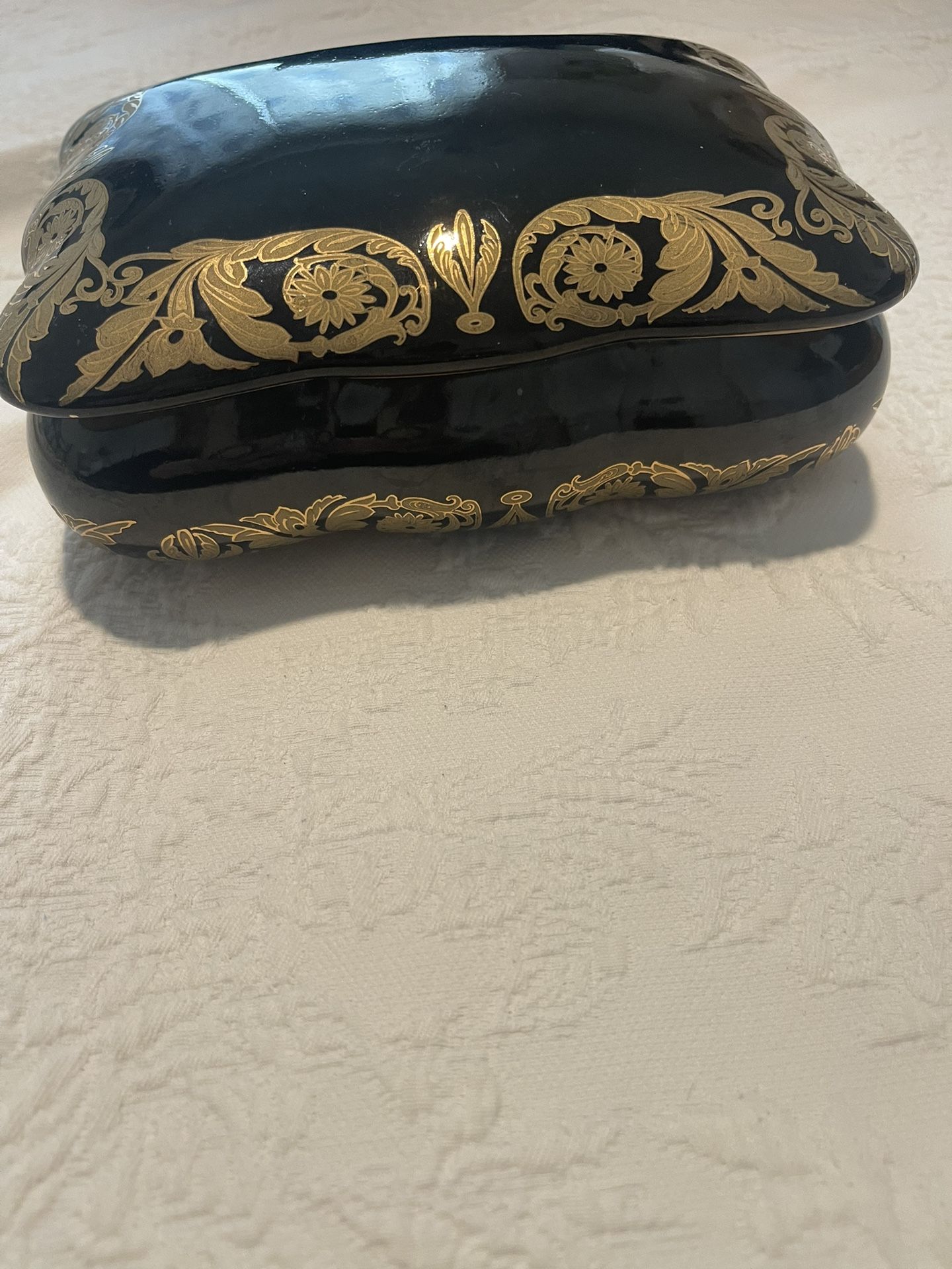 Amita Ceramic Trinket/Jewelry Box 5x7x2”