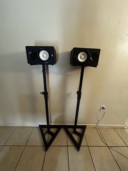 Yamaha hs5 studio monitors w/stands
