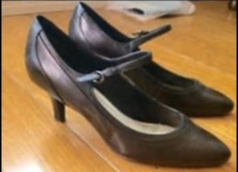 Classic Brown Leather Pumps - Size 8.5