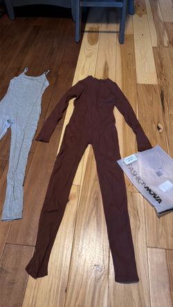 Ropa de mujer nueva gris L y el café X L $18 los 2