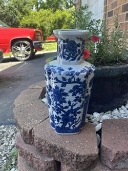 CHINESE BLUE AND WHITE PORCELAIN VASE