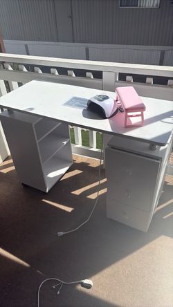 Nail table | Mesa de uñas