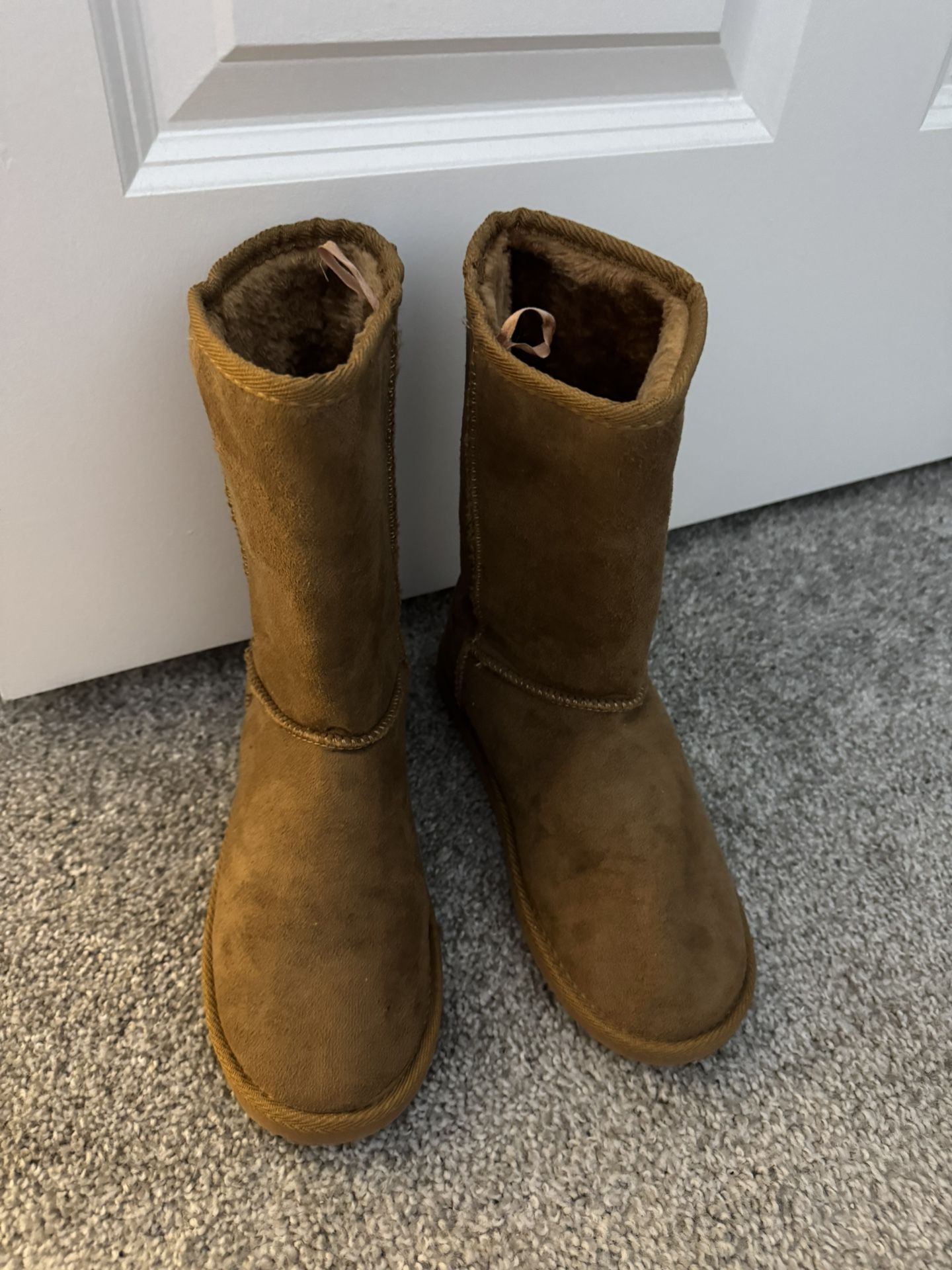 New women's boots, size 7