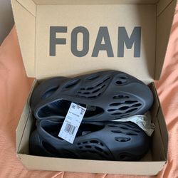 Yzy Foam RNR - Dead stock (unworn) Mens 9 Onyx (black) 