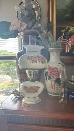 Vintage Gone with the Wind Hurricane Table Lamp. $30