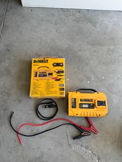 DeWalt 1000W Power Inverter with Accessories