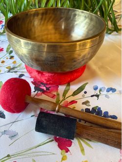 10” Moon Bowl, Cushion and 2 Malots