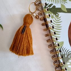 Boho RTassel keychain. Tassel leaf charm. Tassel Bag accessory. Zipper pull charm. Notebook accessory. Llavero de mota. Accesorios para bolso