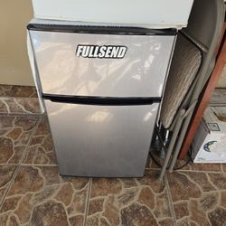 MAGIC CHEF ,  20" W X33" H REFRIGERATOR ,  GOOD CONDITIONS , FOR ONLY $60.