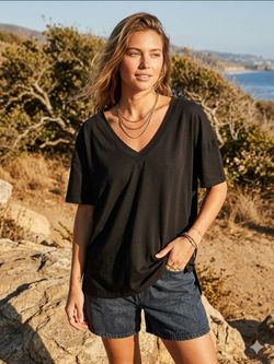 Ekouaer 2XL black v-neck shirt relaxed fit wide short sleeves and side slits