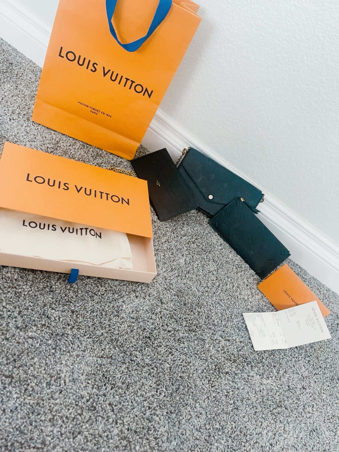 LV Purse Authentic w receipt & LV
