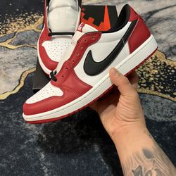 Jordan Retro 1 Low Chicago