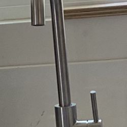 Kitchen Faucet ( Brand New)