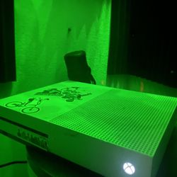 Xbox One S- 781gb
