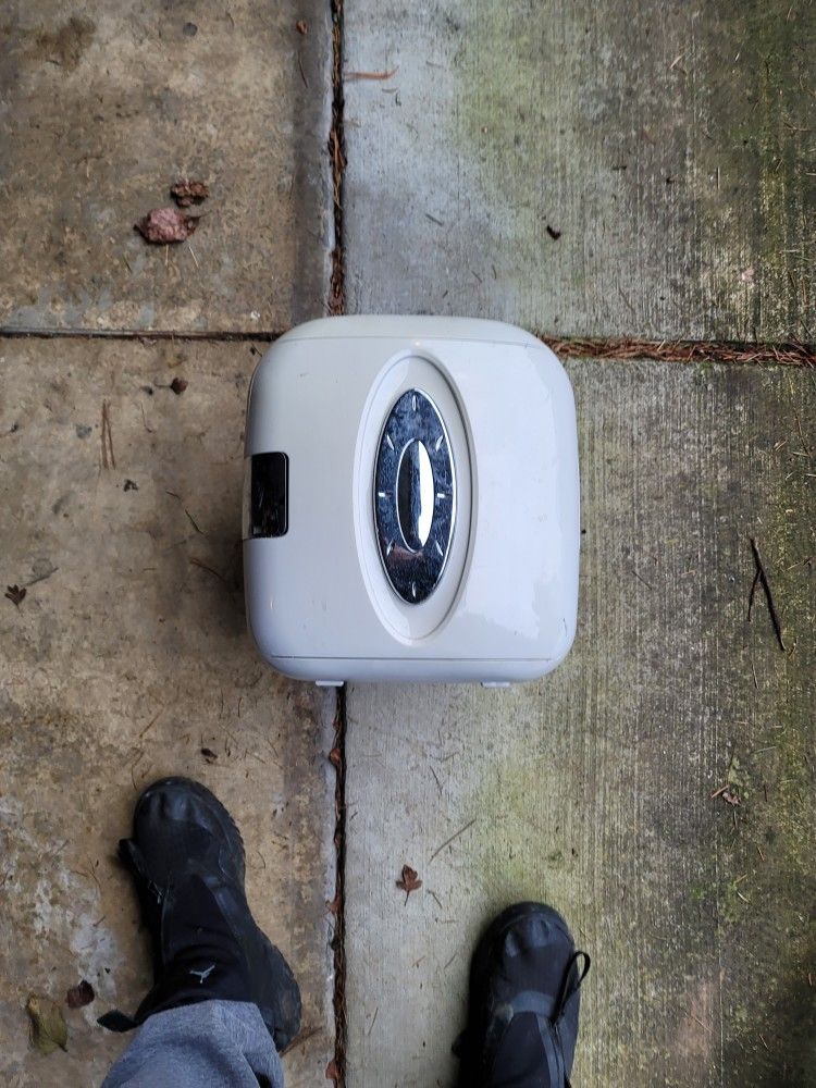 Mini Refrigerator AC/DC Power