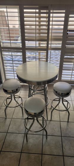 Retro Bar Table with 4 Swivel Stools