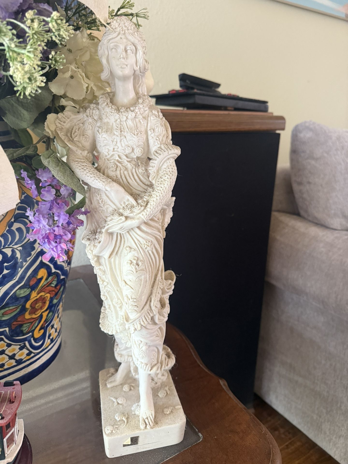 Accent Statue