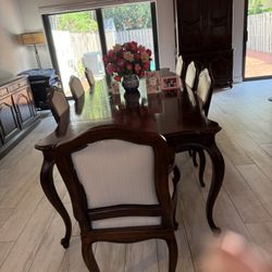 Exquisite Henredon Dining Room Table With Chairs 