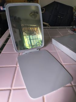 LED LIGHTED MAKEUP MIRROR