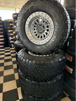 Vendo set de rines nuevos 17x9 de ancho de 6-139.7 lugs con llanta 315/70/R17
