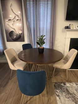 Modern Round Dining Table – Excellent Condition