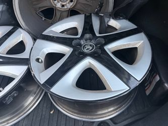 2016-2021 Set of 4 Toyota Prius OEM 17-inch Alloy Wheels———SELLING WITHOUT THE CENTER CAPS.———