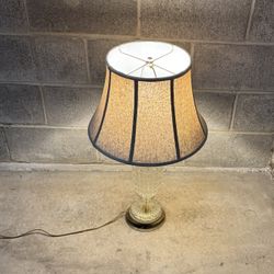 Glass table lamp vintage antique  26.5 tall. 10$ Cash 