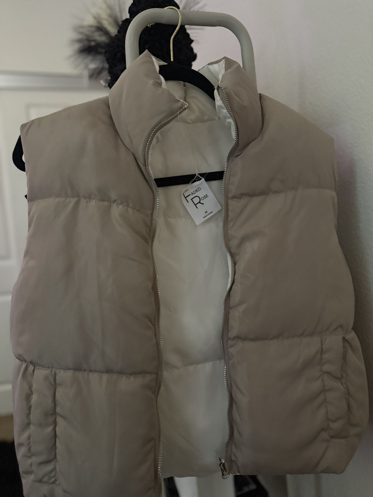 Faded Rose Puffer Vest in Tan