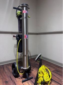 Xero deionized tank with waterfed pole for window cleaning