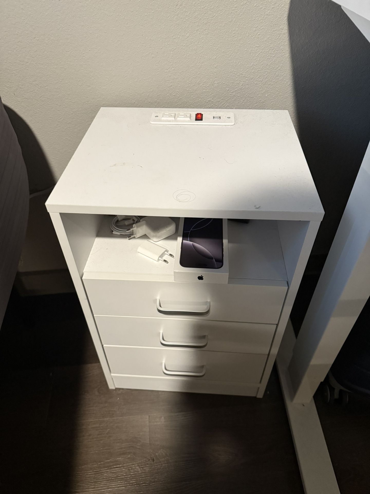 Chargeable Nightstand