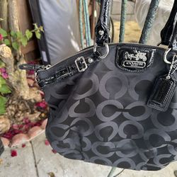 CLASSIC COACH PURSE IN EXCELLENT CONDITION