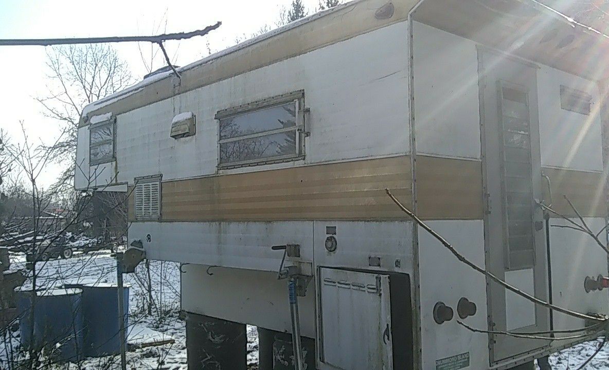 8ft truck camper everything works water sewer heat fridge ect