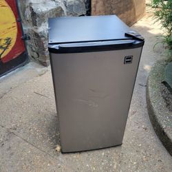 RCA Compact Mini Fridge 3.2 cubic ft