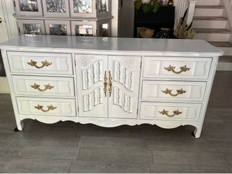 Dresser 9 drawers excellent condition