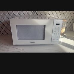 Magic Chef Microwave White.   Reduced Drastically. - Firm 